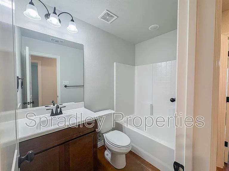 204 Juniper Dr #B — Photo 9