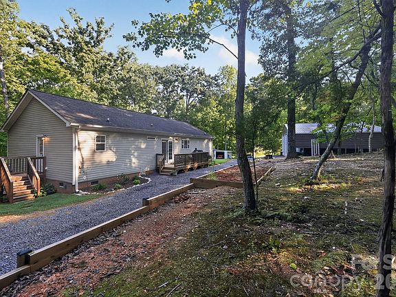 4th image of 140 Fernwood