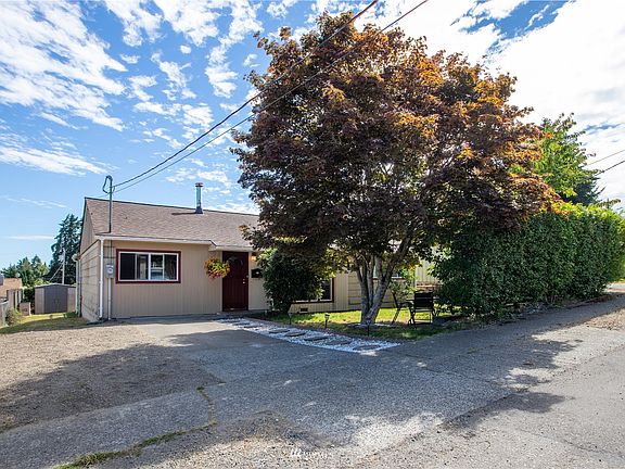 Nice curb appeal! With plenty of parking space for an RV, boat or many cars.>