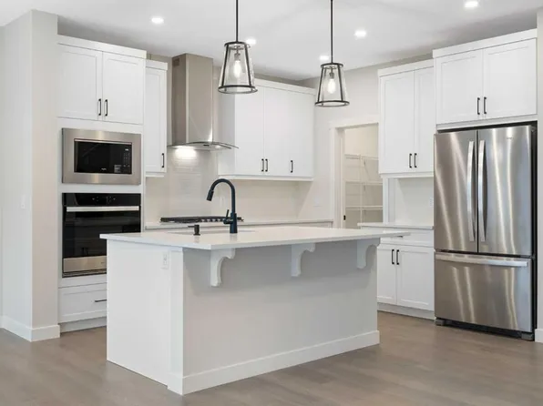 334 N Rivercrest Rd, Cochrane, AB T4C 3E9