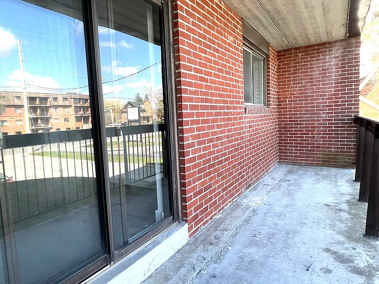 601 Dundas St E — Photo 1