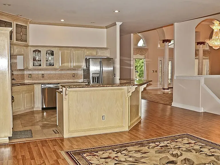 Kitchen (main floor)