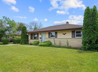 8827 W Acacia St, Milwaukee, WI 53224