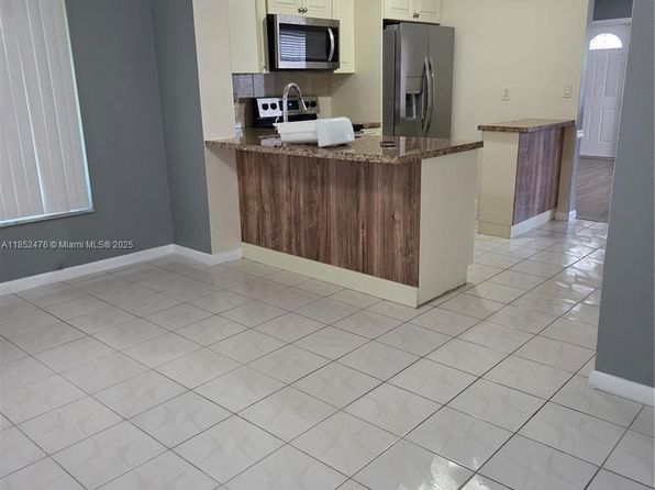 1040 NW 73rd Ter