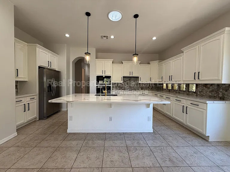 23012 N 38th Pl — Photo 8