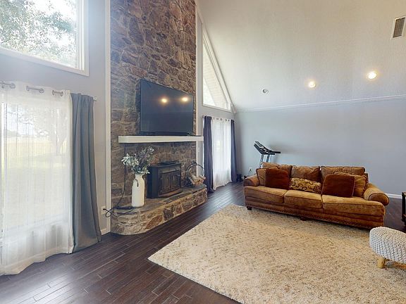 3rd image of 1300 Woodruff #391