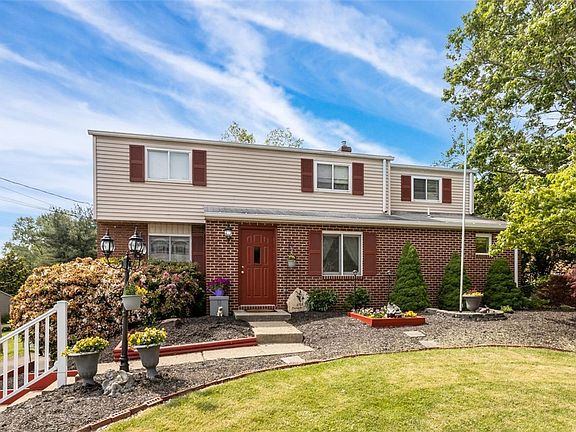 2nd image of 2715 Oakmoor Dr