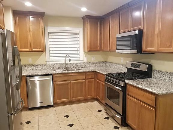 Large updated eat-in kitchen
