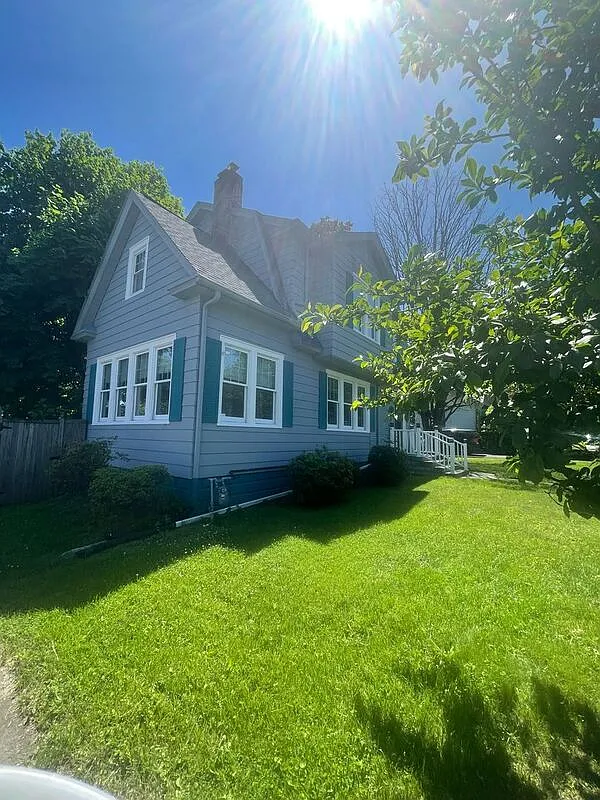 3 bed, 1.5 bath, 1852 sqft, $2,400 — Photo 1