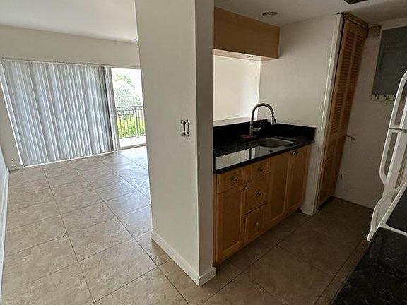 4th image of 2313 NE 2nd St APT 9