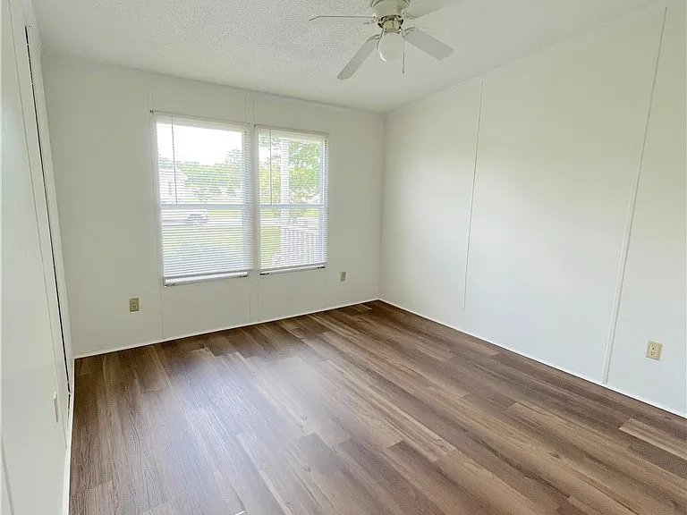 424 Washington Ln — Photo 16