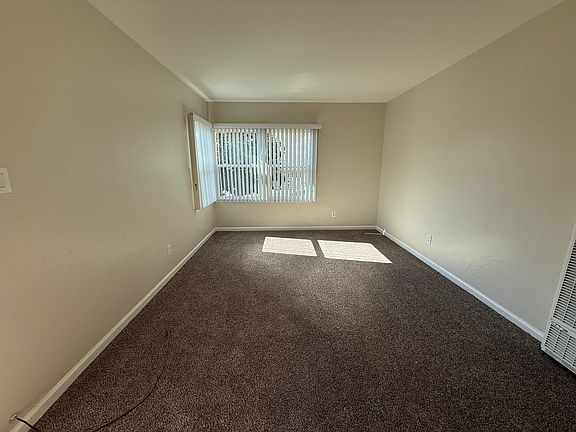 5th image of 4706 1/2 N Lakewood Blvd #4706-1/2