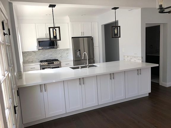 4th image of 801 N Hayworth Ave