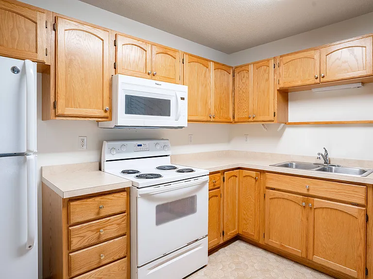 Fargo, ND Crown Court 2 Apartments | 21A | Kitchen