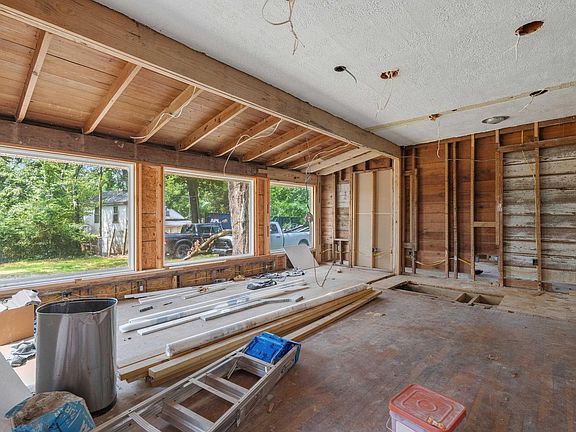 5th image of 209 Avery St