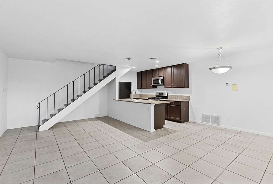 1st image of 812 Carro Dr APT 3