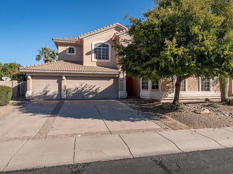 4506 E Robin Ln — Photo 1