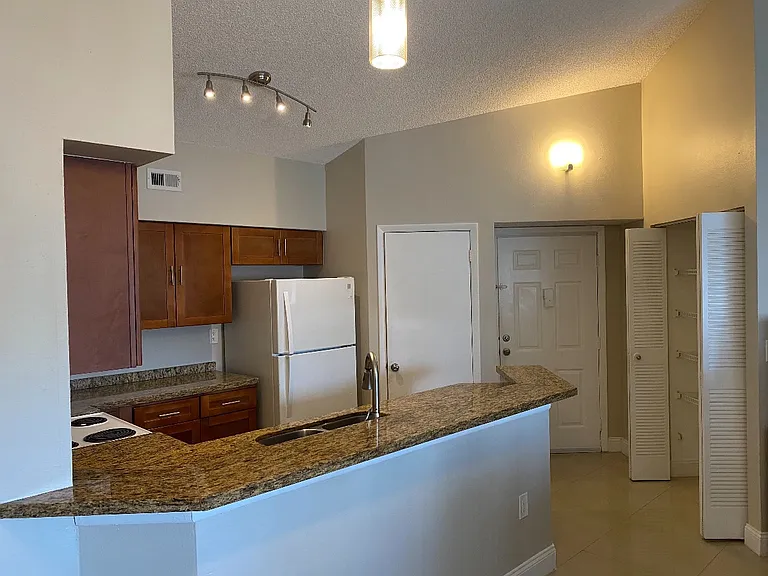 2445 SW 18th Ter #922 — Photo 8