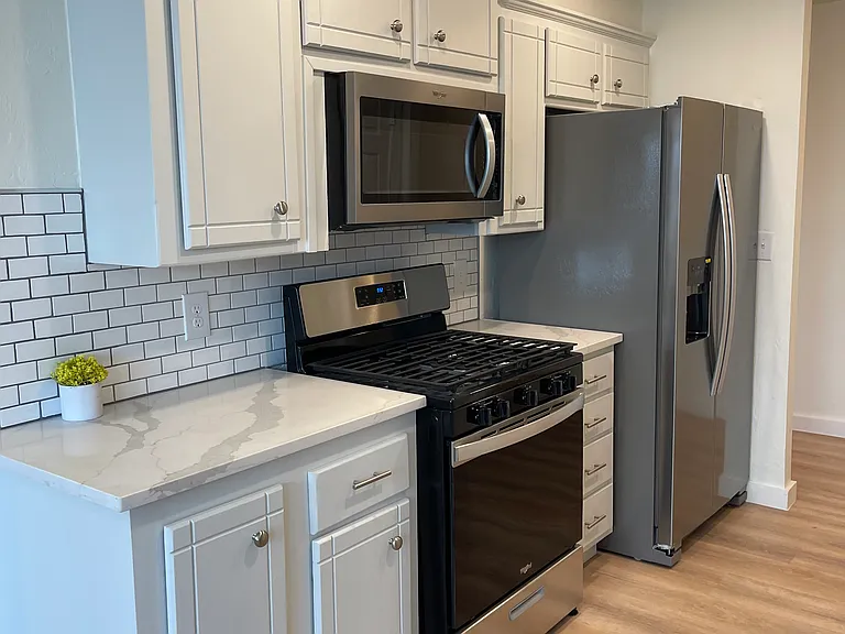 504 Pinewood Dr — Photo 2