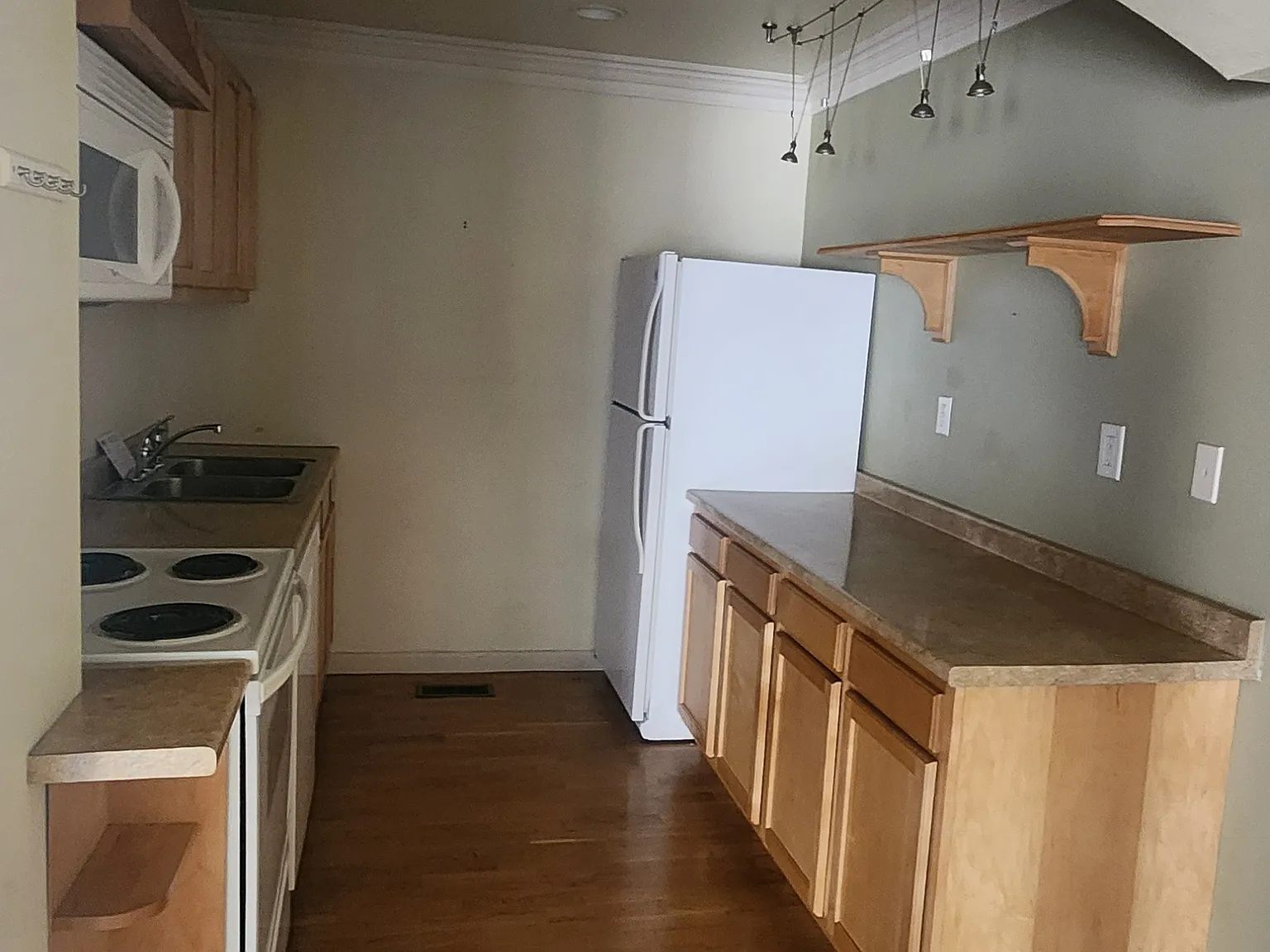 3 bed, 2.5 bath, 1824 sqft, $2,000 — Photo 2