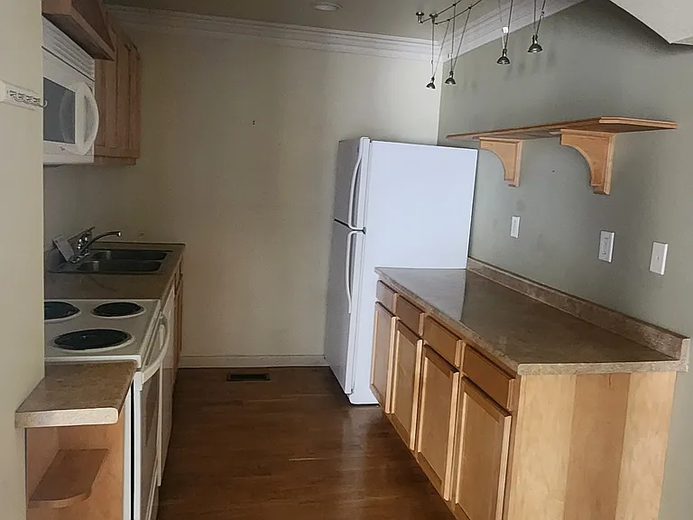 2520 Hamlet Ln #B — Photo 2