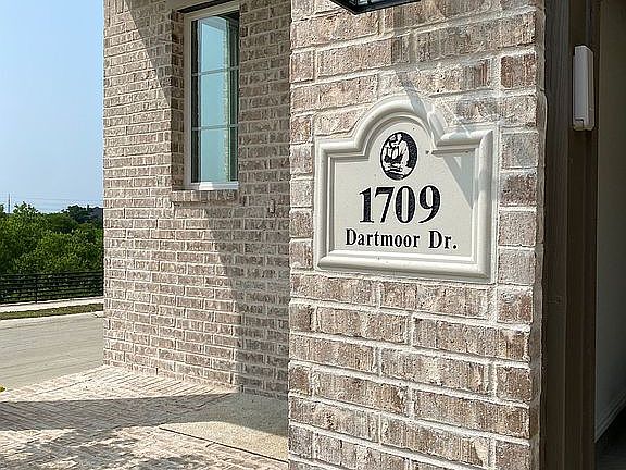 2nd image of 1709 Dartmoor Dr