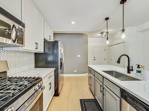 4th image of 2158 W Grand Ave Unit 202