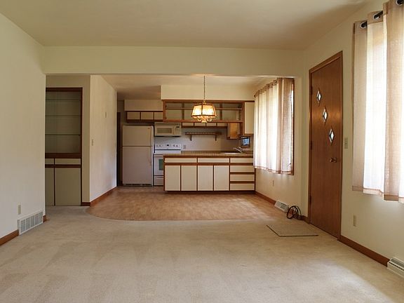 3rd image of 431 Wildwood Ct