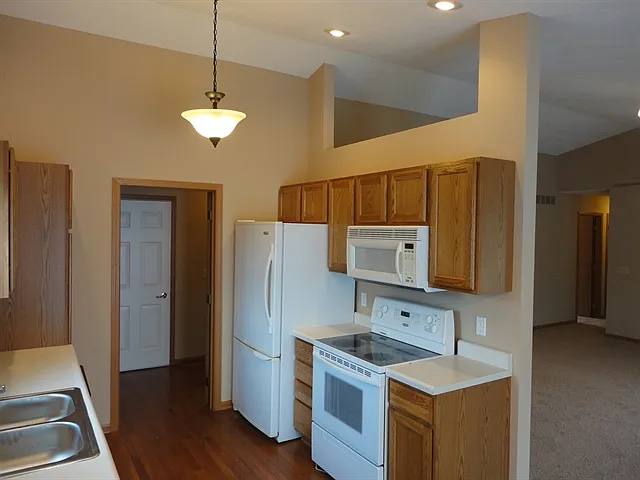 3 bed, 2.5 bath, 1289 sqft, $2,170 — Photo 2