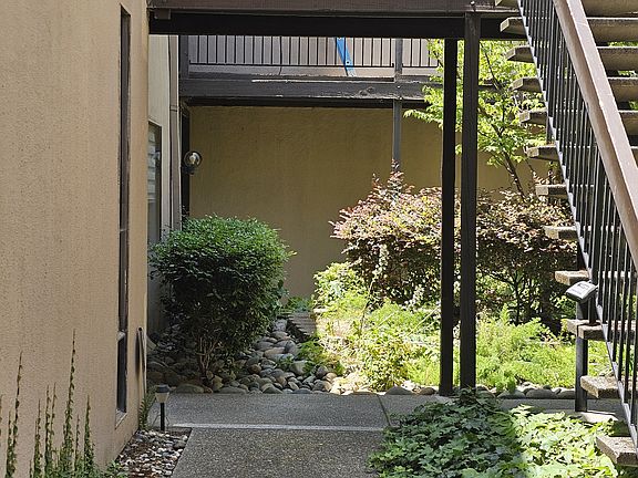 4th image of 733 Woodside Ln E Unit 9