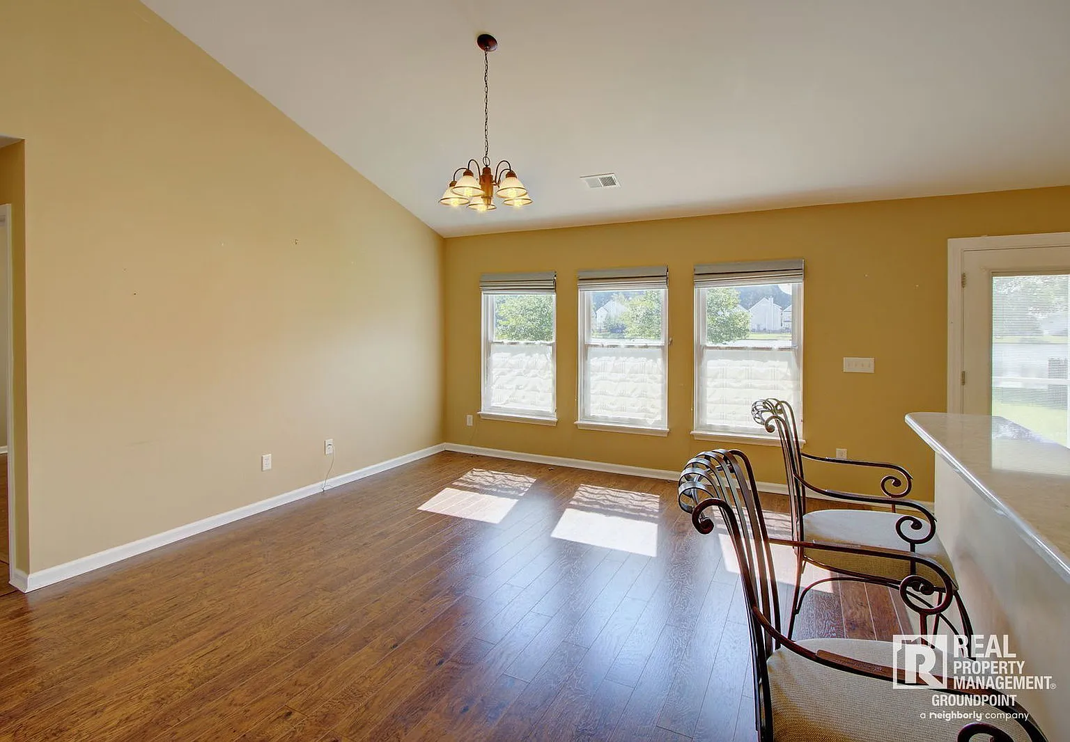 3 bed, 2.0 bath, 1184 sqft, $2,000 — Photo 3