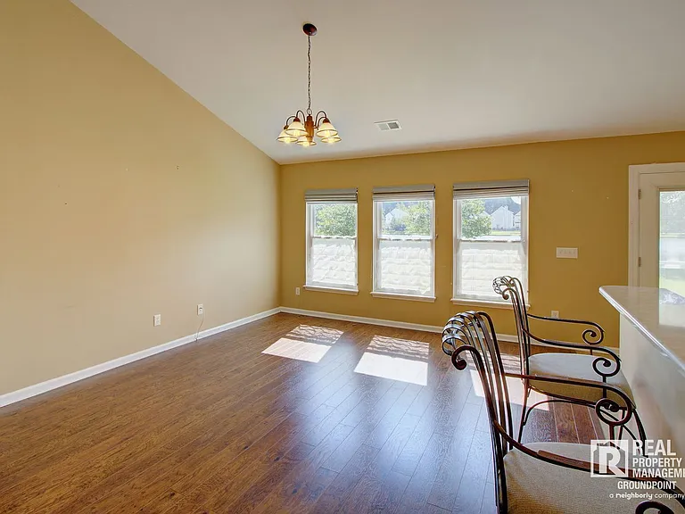 97 Avonshire Dr — Photo 3