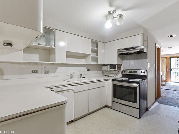 3rd image of 3154 S King Dr #3154