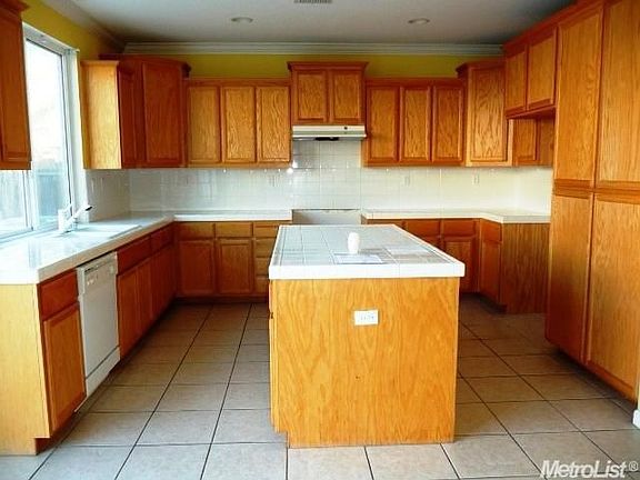 Kitchen: 1917 Lonnie Beck Way