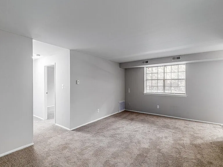 Pebble Hill Apartments — Photo 8