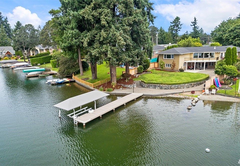 60 ft of unobstructed waterfront on Lake Steilacoom! 
