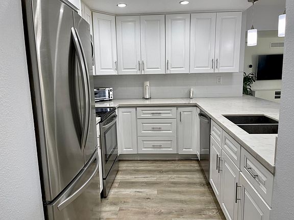 3rd image of 600 W 9th St APT 1008