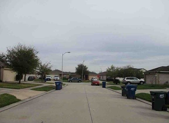 Exterior Neighborhood (street photo)