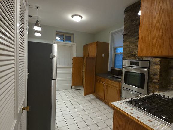 5th image of 808-810 W Cuyler Ave #1