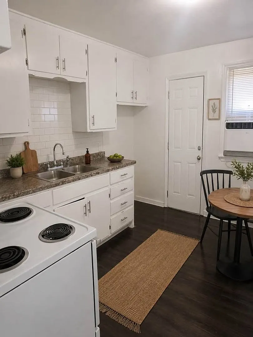 3-Beds / 1-Bath House — Photo 2