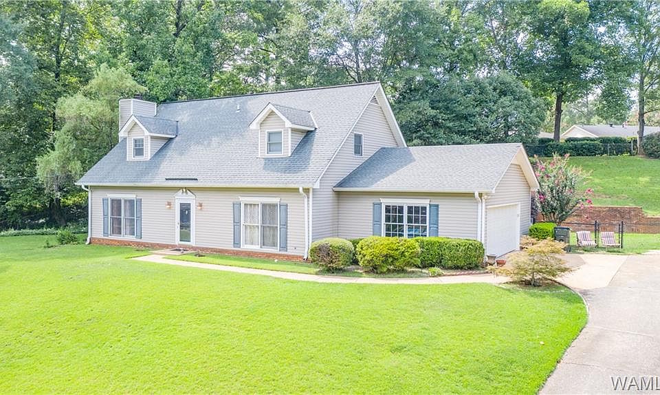 1st image of 220 Woodridge Cir