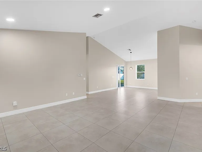 1133 SW Trafalgar Pkwy — Photo 4