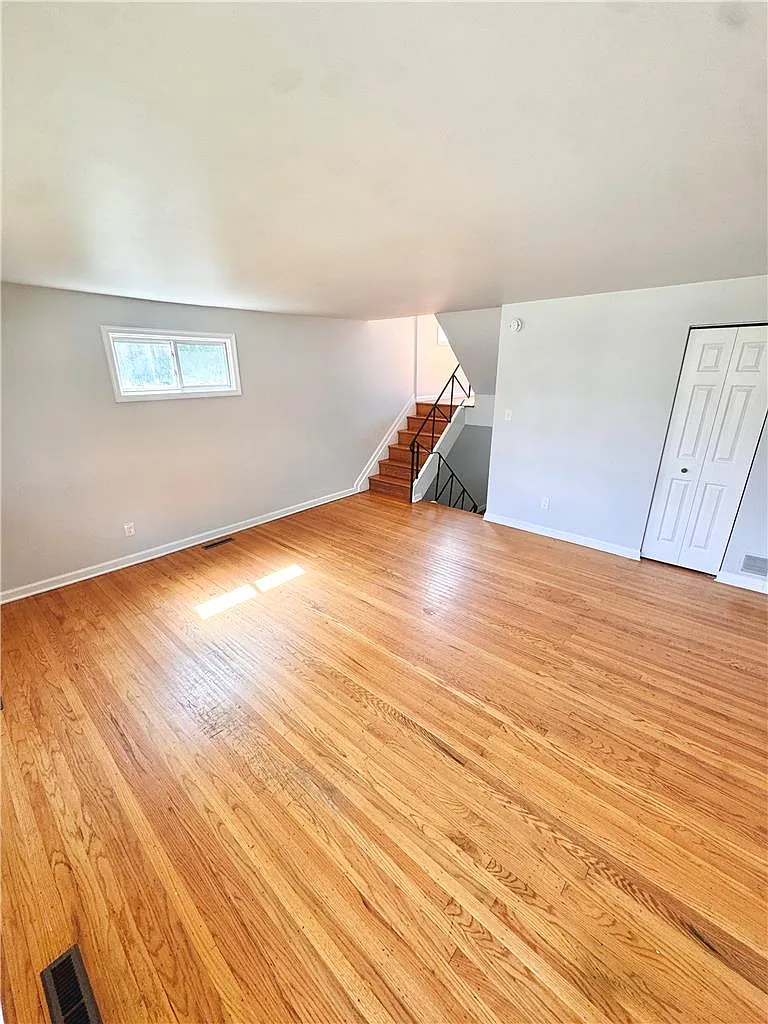 3 bed, 1.5 bath, 1402 sqft, $2,050 — Photo 2