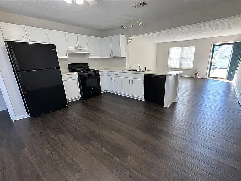 426 Bainbridge Dr — Photo 1