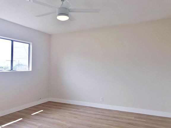 4th image of 306 E Hyde Park Blvd