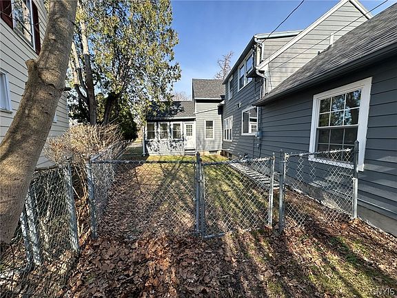 4th image of 100 Sherbourne Rd