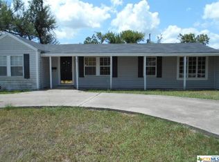 221 W Bailey St, Refugio, TX 78377