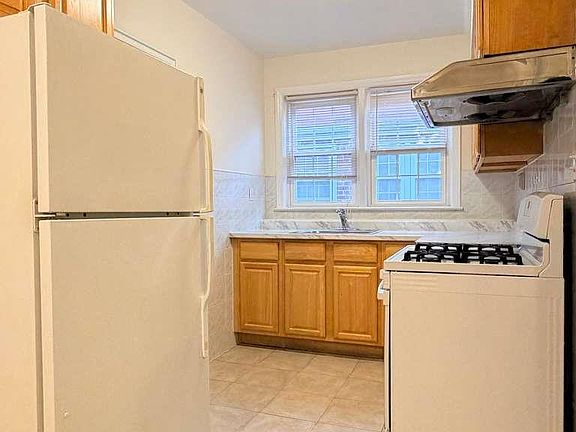 5th image of 77-31 166th St