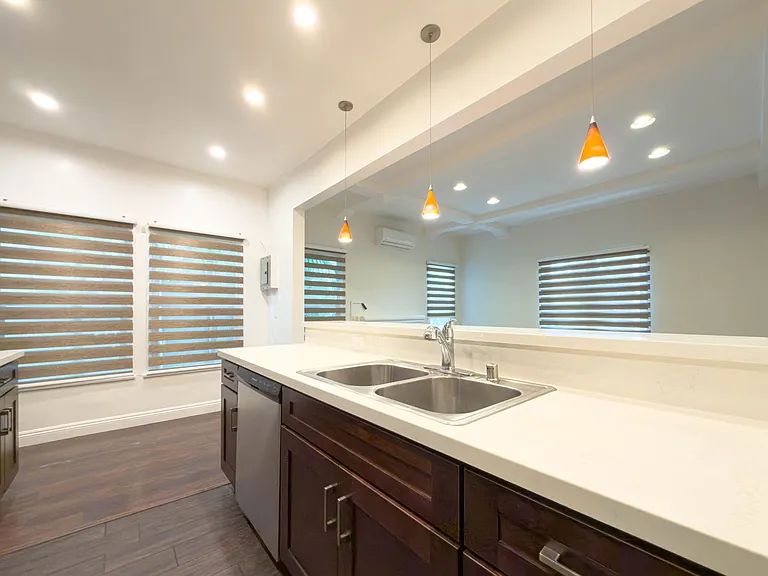 137 S Roxbury Dr — Photo 5