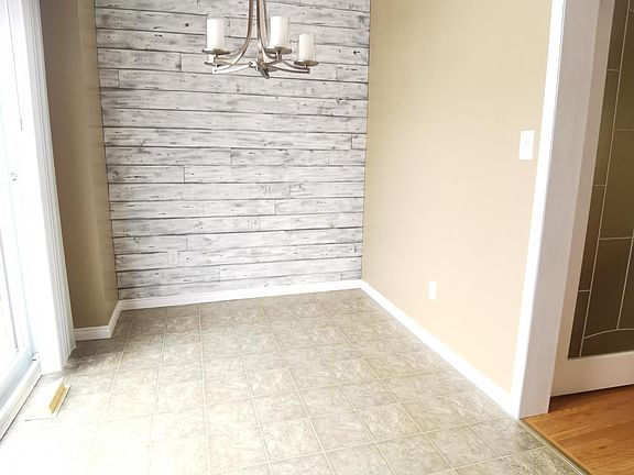 5th image of 460 Fieldstone Dr